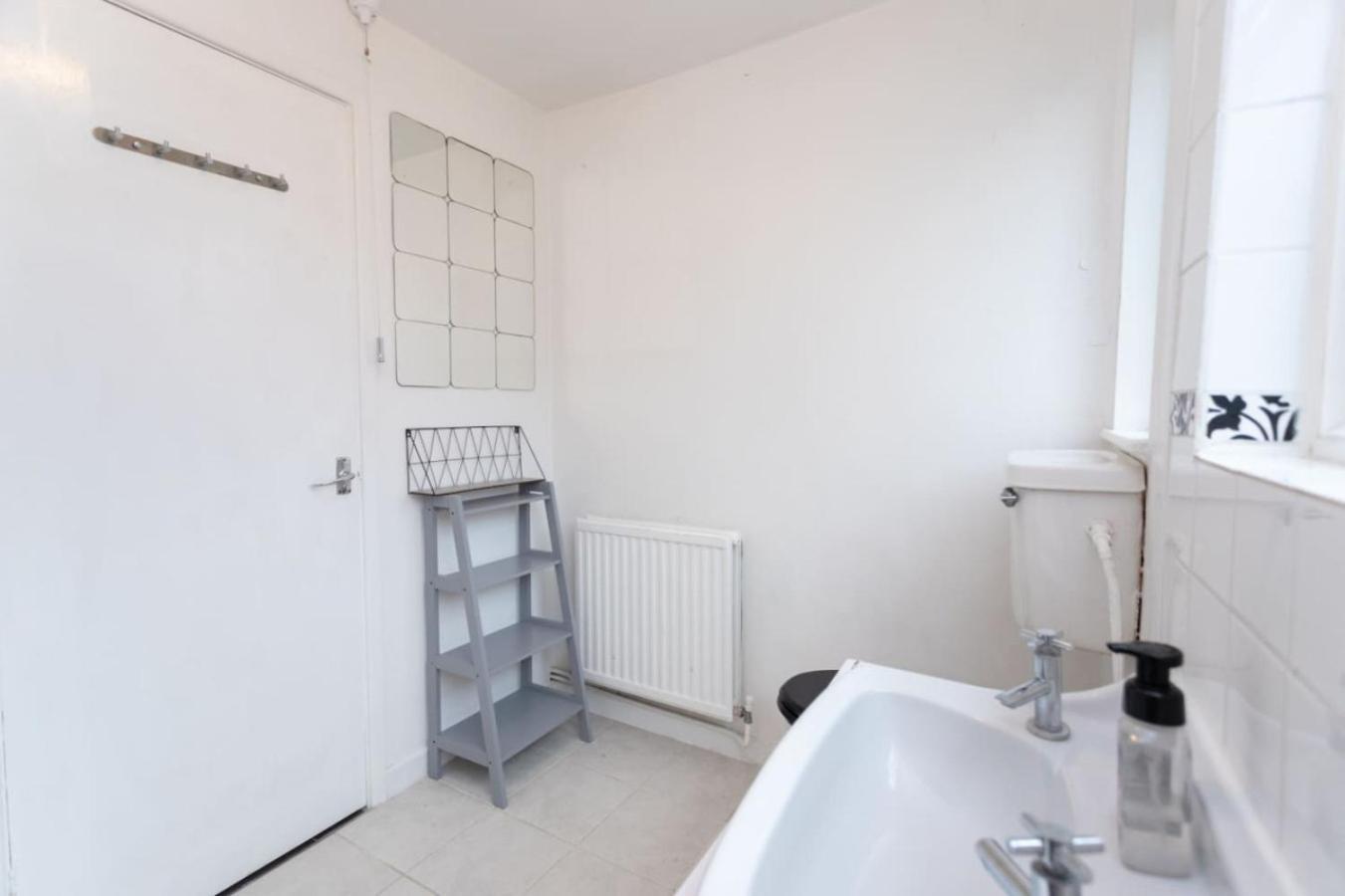 Road, Long Disc, Parking, Sleeps 7, 3 Bedrooms Swindon