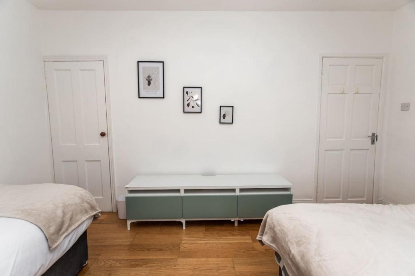 Holiday home Road, Long Disc, Parking, Sleeps 7, 3 Bedrooms Swindon